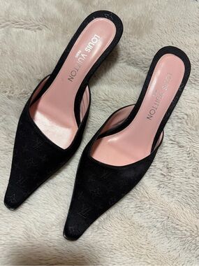 Cute new like, Louis Vuitton Black Pointed Leather Slide Mules with Pink Insole